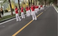 武汉大妈拉线封路跳广场舞，悬挂告示“锻炼区域车辆绕行”？当地回应