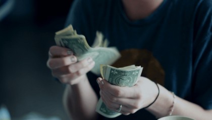 黄金投资 APP 下载前，该甄别平台资质与交易规则哪些方面？