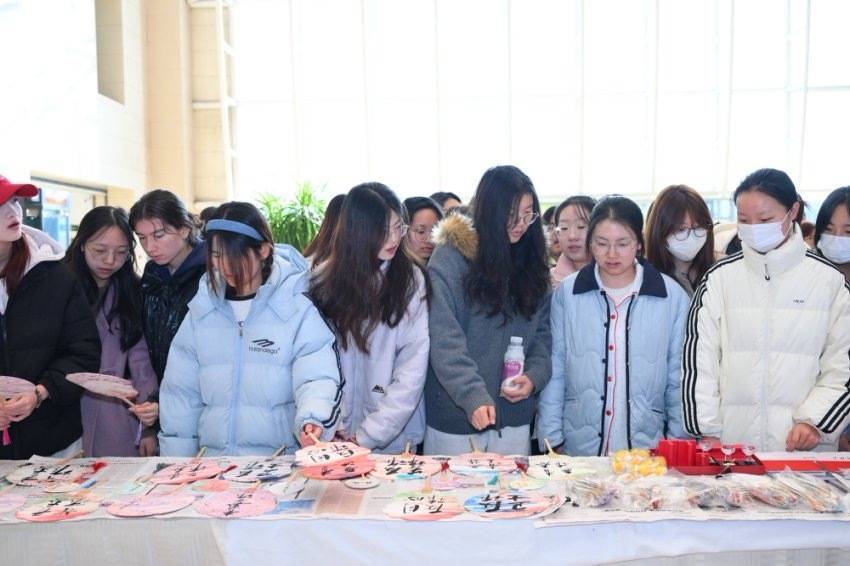 哈尔滨银行：金融护航开学季 反诈知识进校园