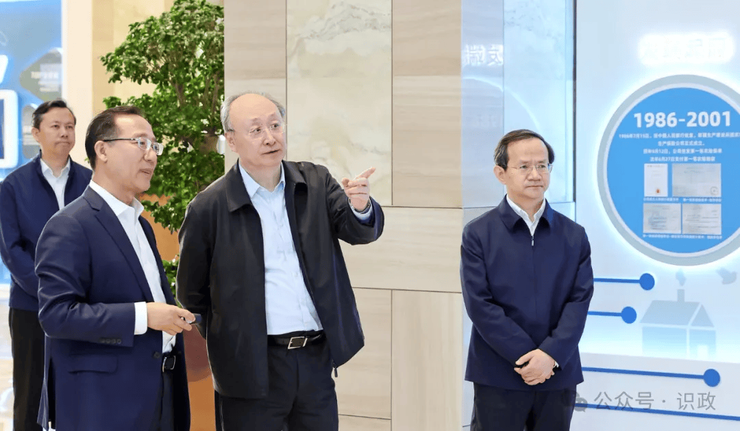 尹力、殷勇到北京丽泽金融商务区调研，要求不断壮大“金融+科技”产业规模，打造首都金融业发展新空间