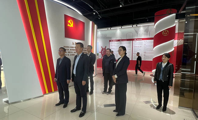 哈尔滨金融学院副校长武建龙率队赴招商银行哈尔滨分行调研交流