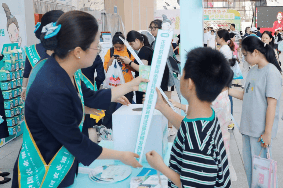 农行济南分行“金融知识万里行”走进弘阳广场