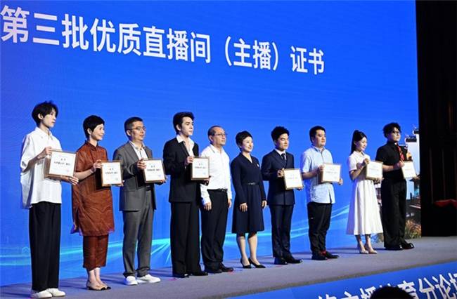 优家极物集团与唐德影视战略合作，共同成立中国蓝明星学院宁波分院