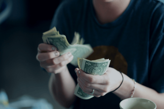 黄金投资 APP 下载前,该甄别平台资质与交易规则哪些方面?